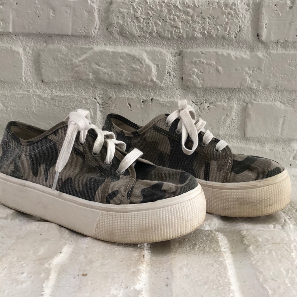 American Eagle Outfitters camouflage platform sneaker size 8